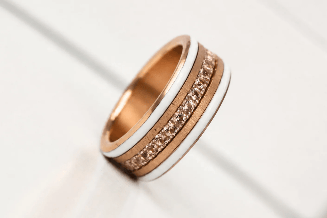 🤍 White Mirage 🤍 Base white gold — émail blanc, bords rose gold