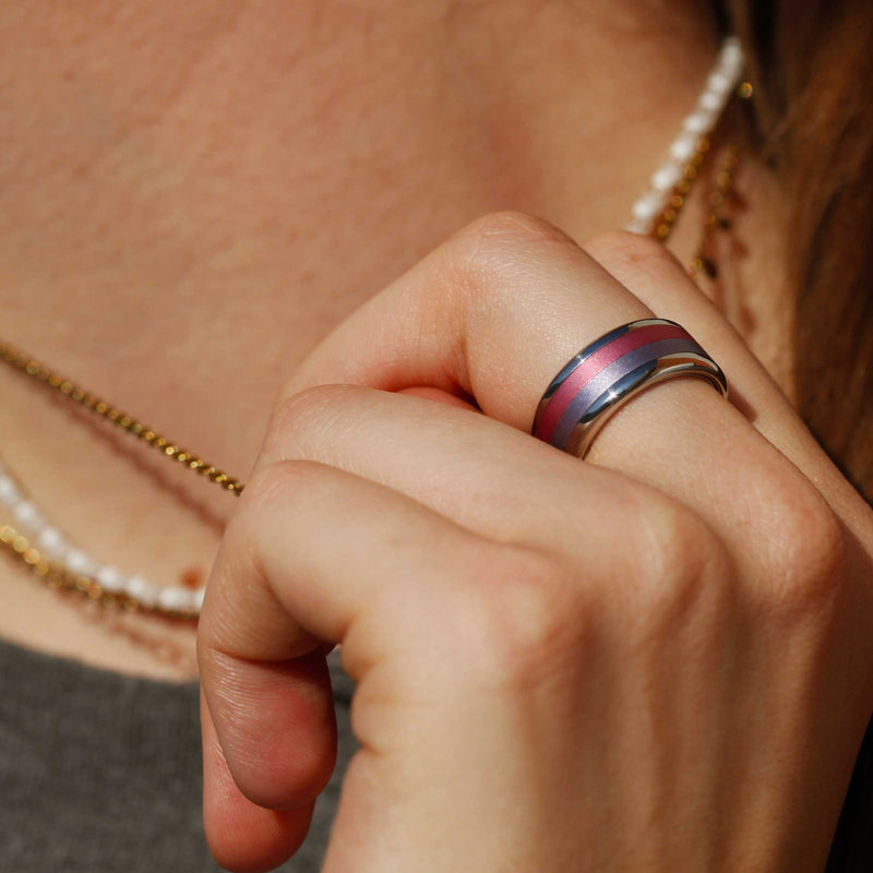 bague mood interchangeable avec couleur rose et lila sur une main de femme