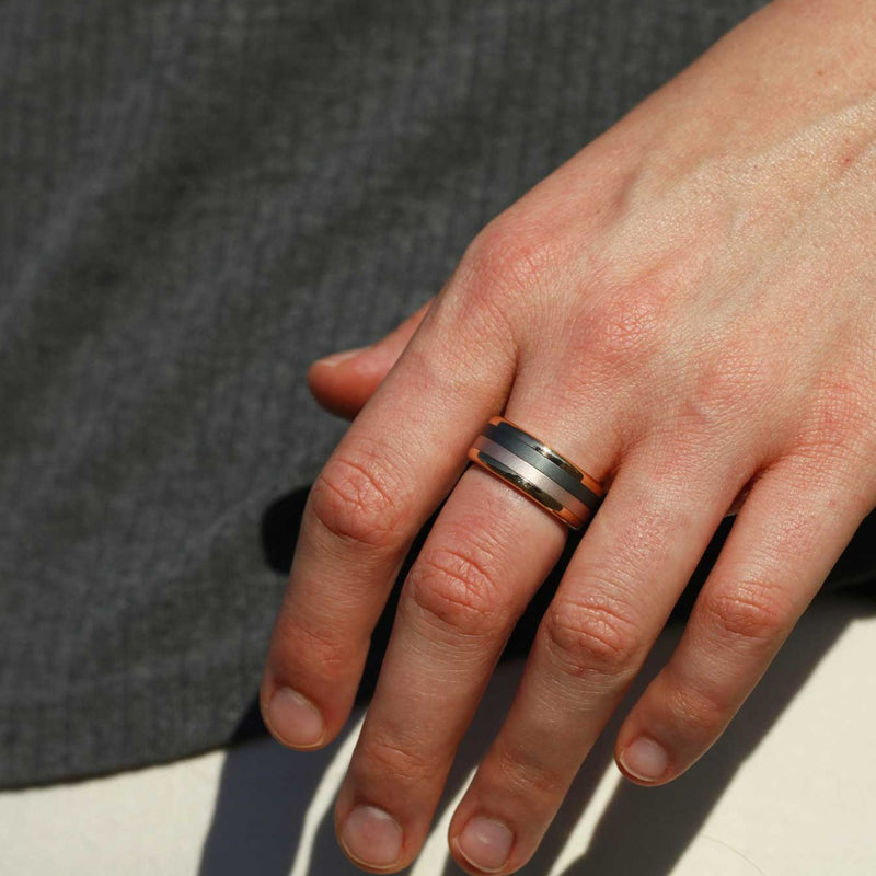 bague mood interchangeable avec couleur gris sur une main de femme