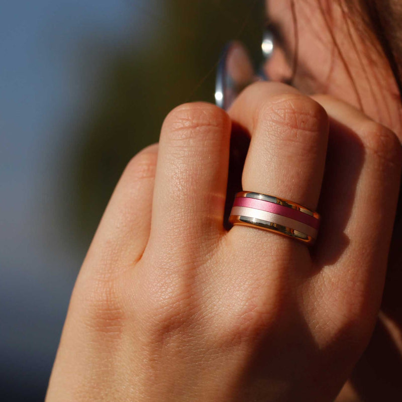 bague mood interchangeable avec couleur rose sur une main de femme