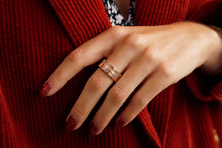femme avec bague personnalisée en acier inoxydable avec gravure du prénom sur bijou mood 2