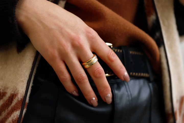 femme avec bague personnalisée en acier inoxydable avec gravure du prénom sur bijou mood 3