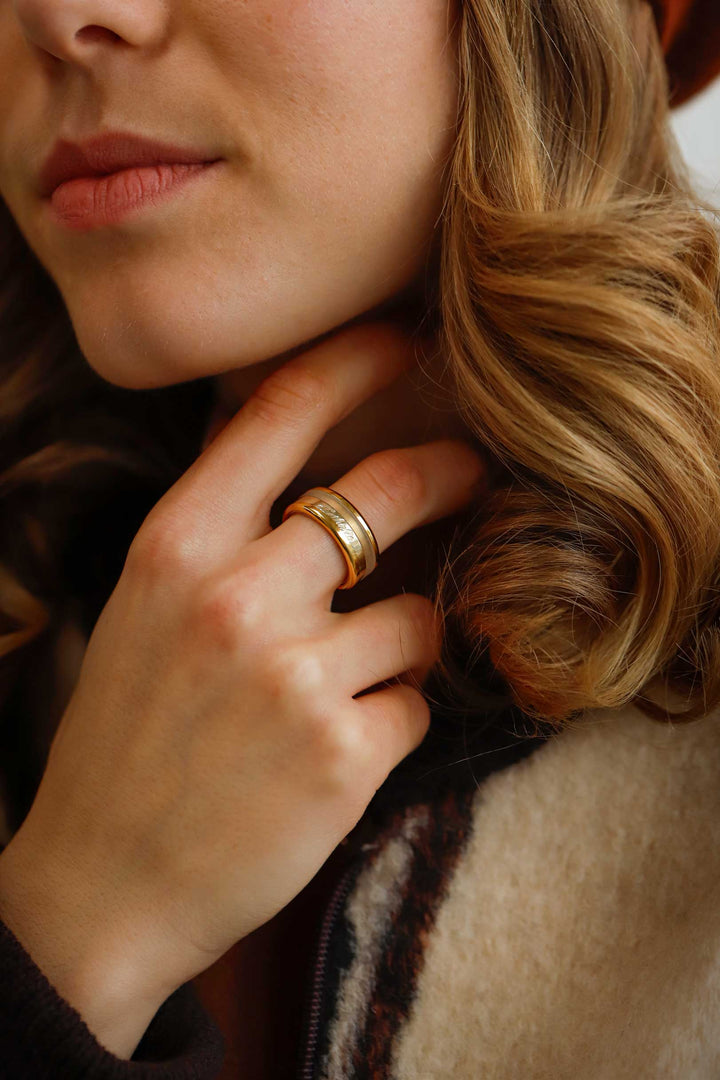 femme avec bague personnalisée en acier inoxydable avec gravure du prénom sur bijou mood 4