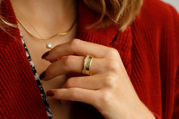 femme avec bague personnalisée en acier inoxydable avec gravure du prénom sur bijou mood 5