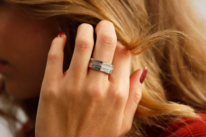 femme avec bague personnalisée en acier inoxydable avec gravure du prénom sur bijou mood 6