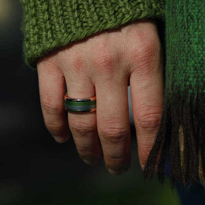 bague mood interchangeable avec couleur vert sur une main de femme