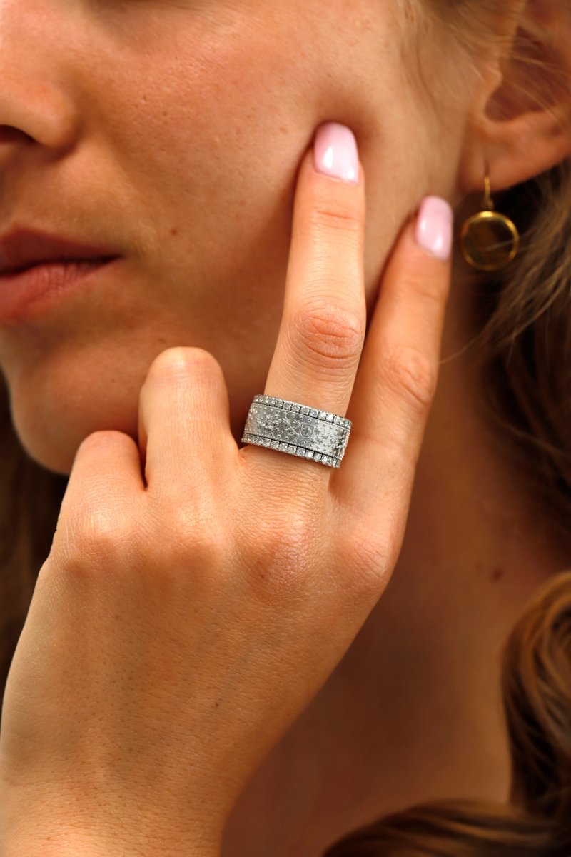 main de femme avec bague argent suisse helvetia piece de monnaie