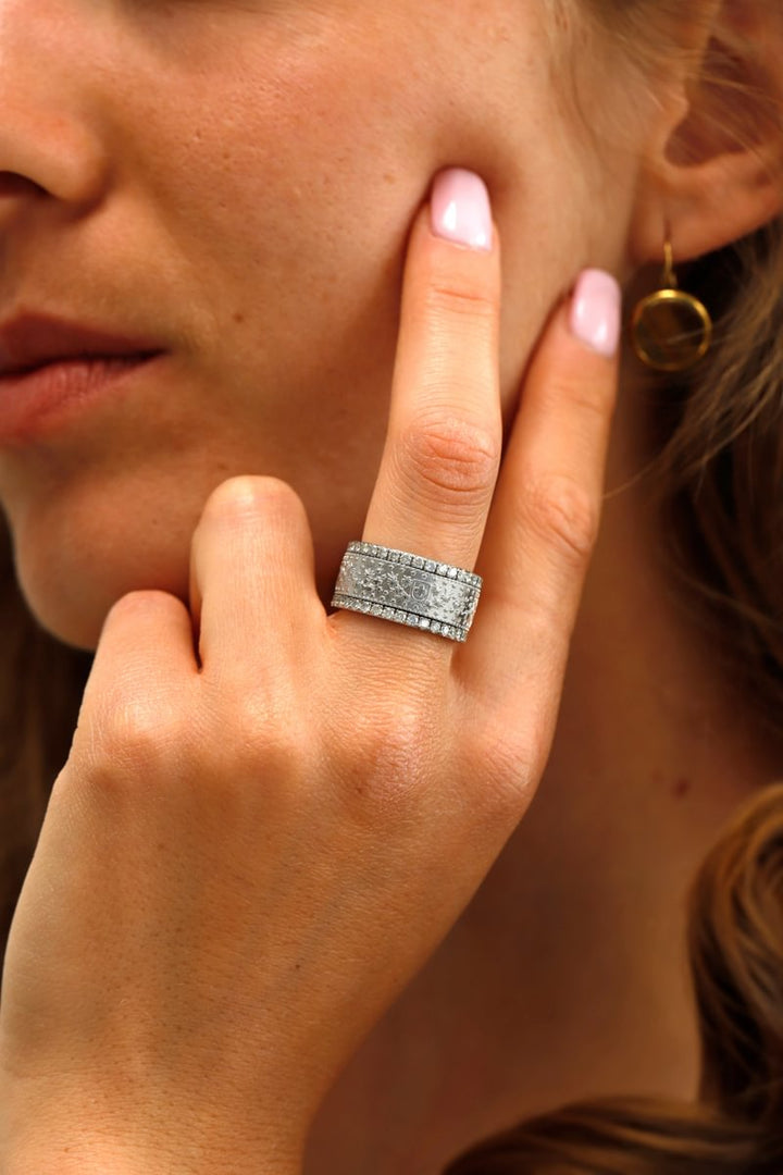 main de femme avec bague argent suisse helvetia piece de monnaie