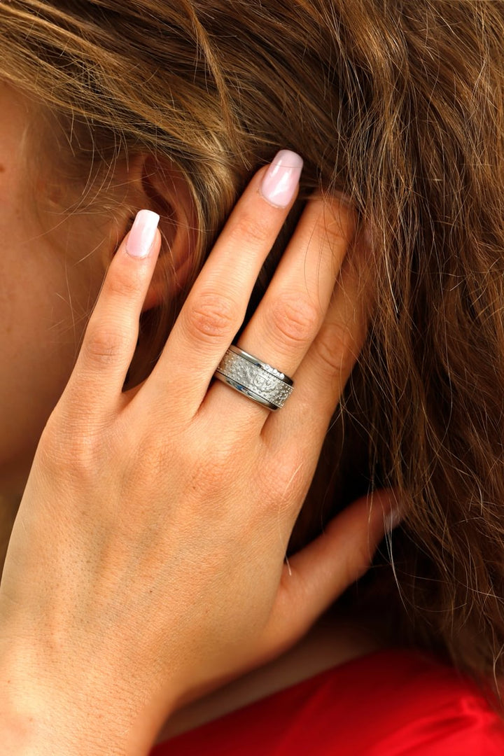 main de femme avec bague en argent suisse helvetia