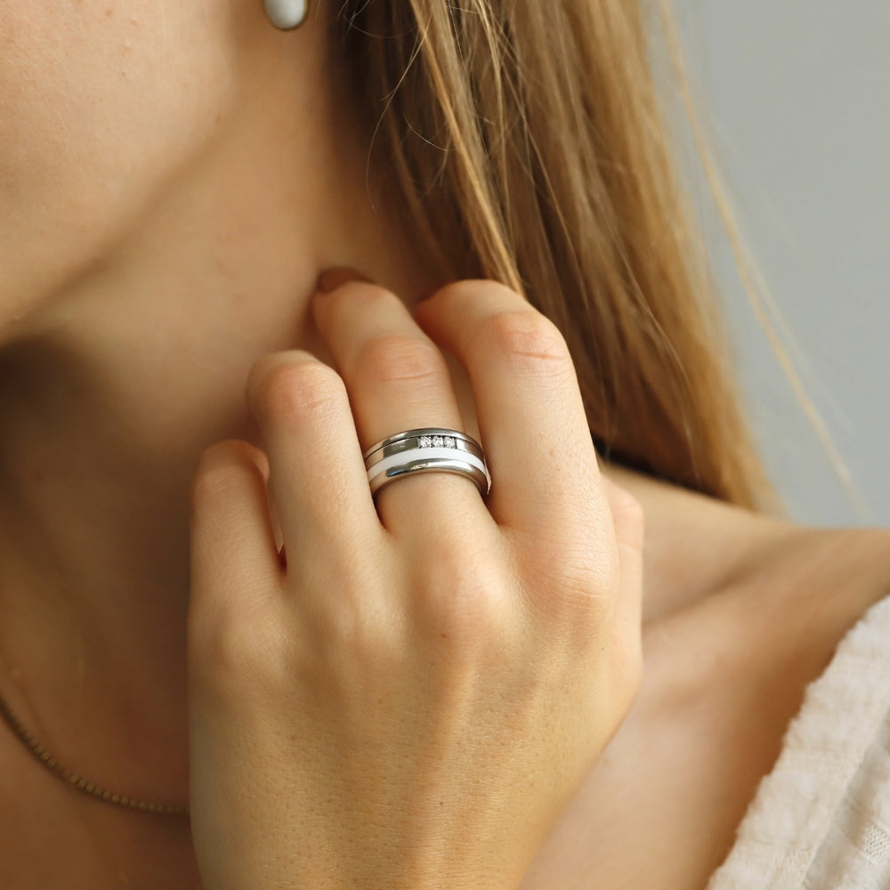 main de femme luxe avec bijou suisse en diamants et couleur interchangeable mood