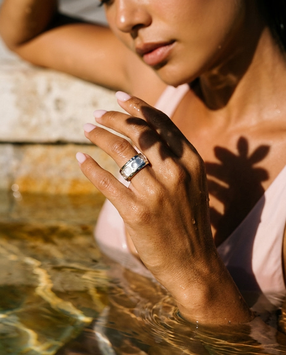 🐚 Ring (medium Addon) „Aphros“ aus satiniertem Silber, Muschelabdruck