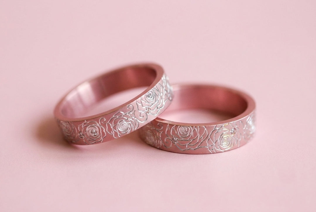 💞 Rose précieuse — deux tiers en aluminium rose pastel gravé d'une rose, serti de 8 diamants
