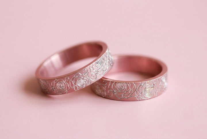 💞 Rose précieuse — deux tiers en aluminium rose pastel gravé d'une rose, serti de 8 diamants