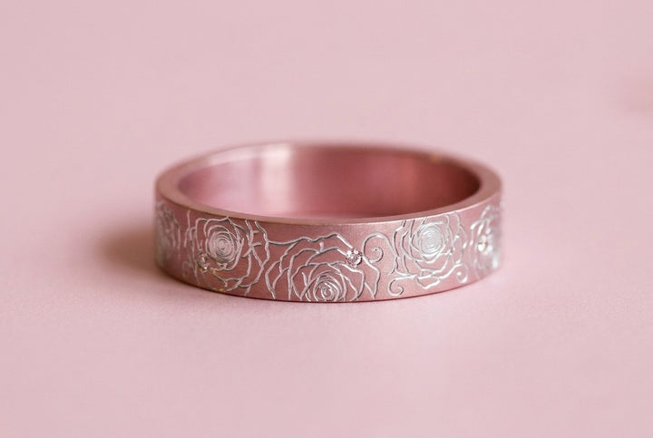 💞 Rose précieuse — deux tiers en aluminium rose pastel gravé d'une rose, serti de 8 diamants