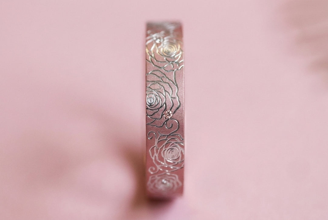 💞 Rose précieuse — deux tiers en aluminium rose pastel gravé d'une rose, serti de 8 diamants