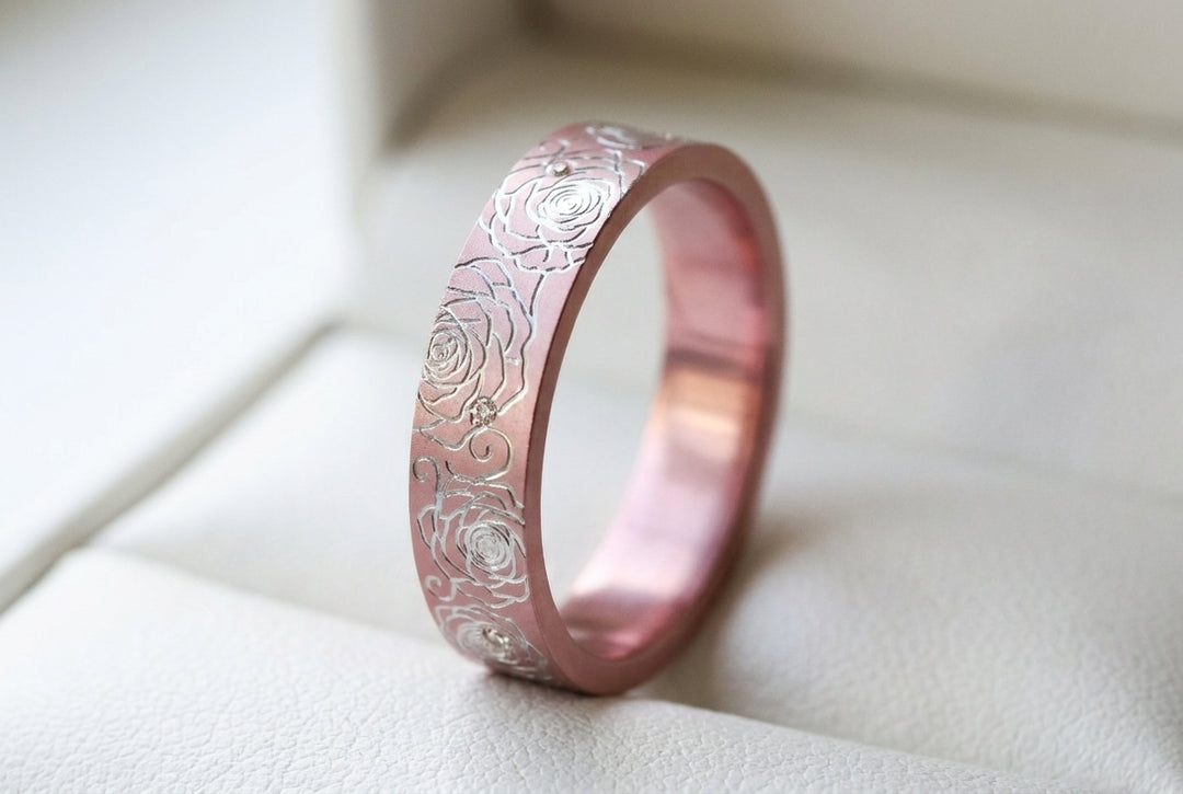 💞 Rose précieuse — deux tiers en aluminium rose pastel gravé d'une rose, serti de 8 diamants