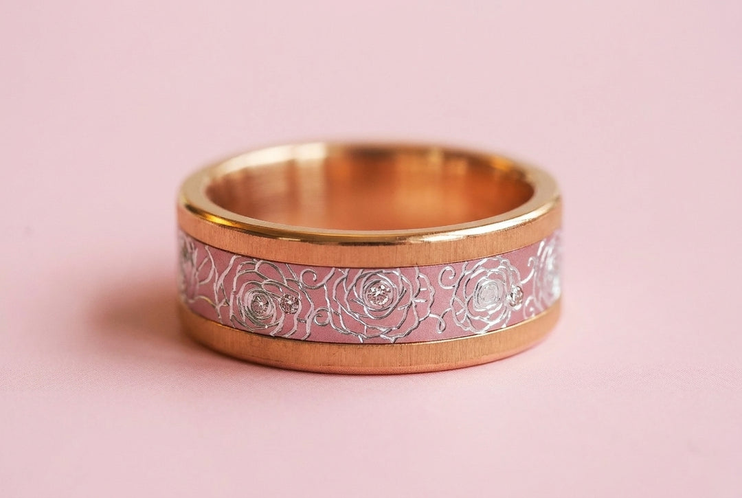 💞 Rose précieuse — deux tiers en aluminium rose pastel gravé d'une rose, serti de 8 diamants