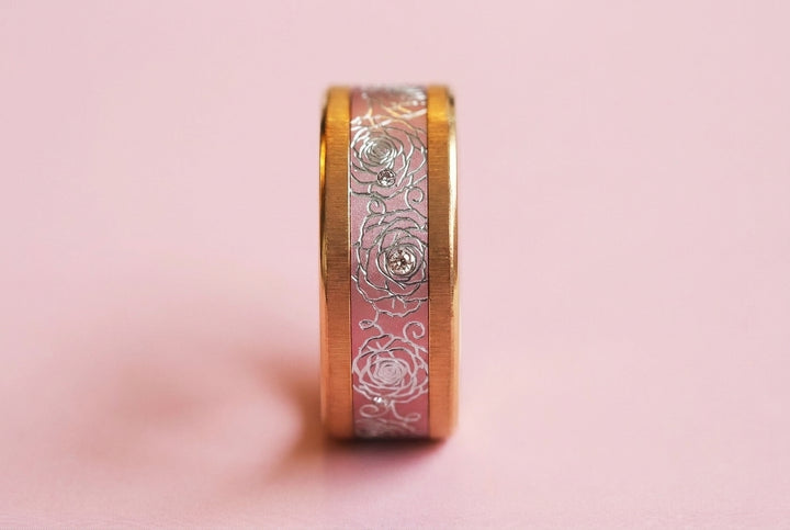 💞 Rose précieuse — deux tiers en aluminium rose pastel gravé d'une rose, serti de 8 diamants