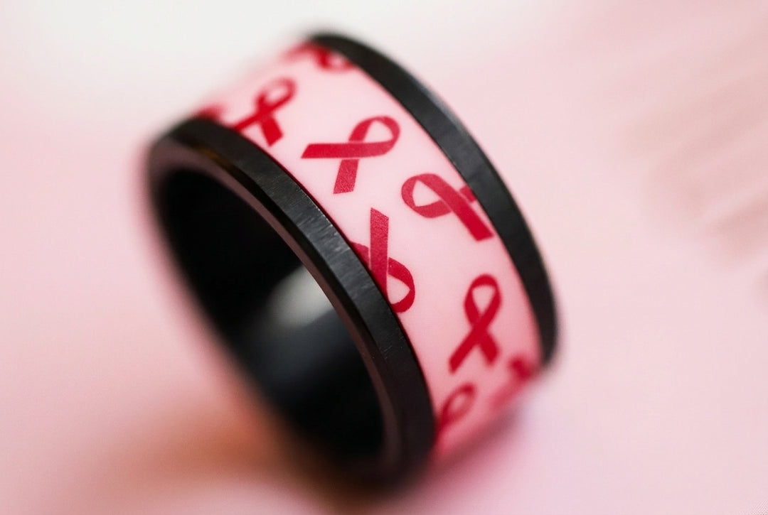 💞 Anneau (addon ou deux tiers) « Rose d'espoir » en polymère rose gravé de rubans rubis