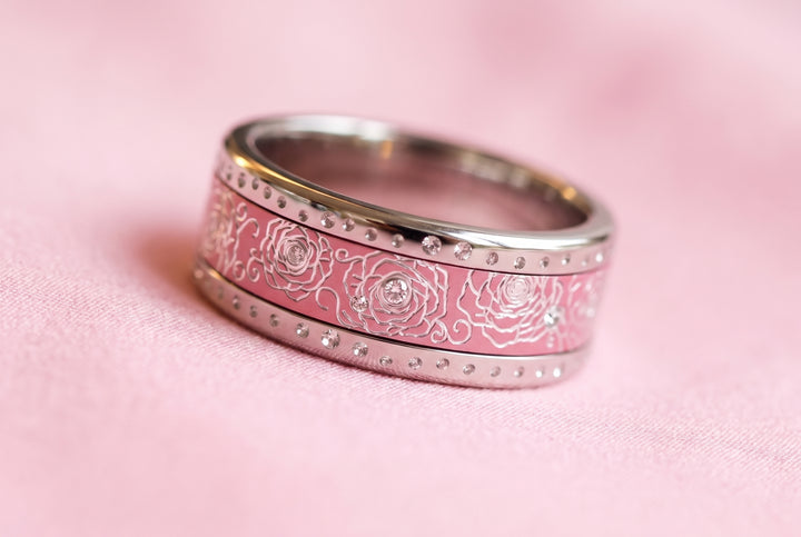 💞 Rose précieuse — deux tiers en aluminium rose pastel gravé d'une rose, serti de 8 diamants