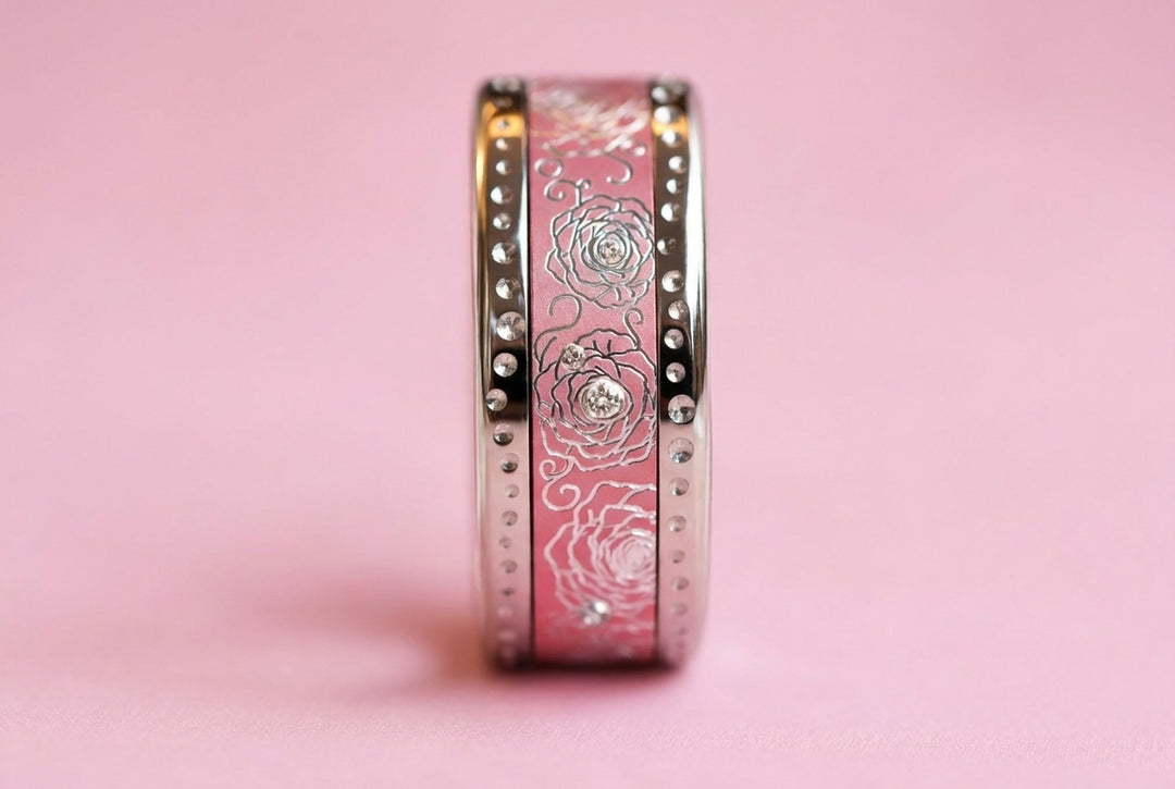 💞 Rose précieuse — deux tiers en aluminium rose pastel gravé d'une rose, serti de 8 diamants