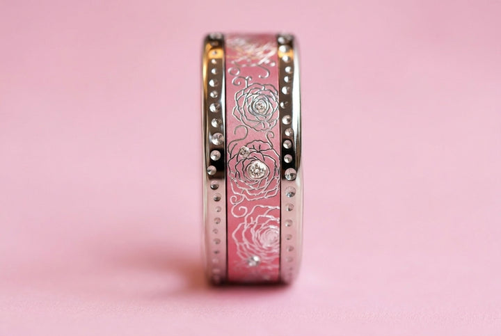💞 Rose précieuse — deux tiers en aluminium rose pastel gravé d'une rose, serti de 8 diamants