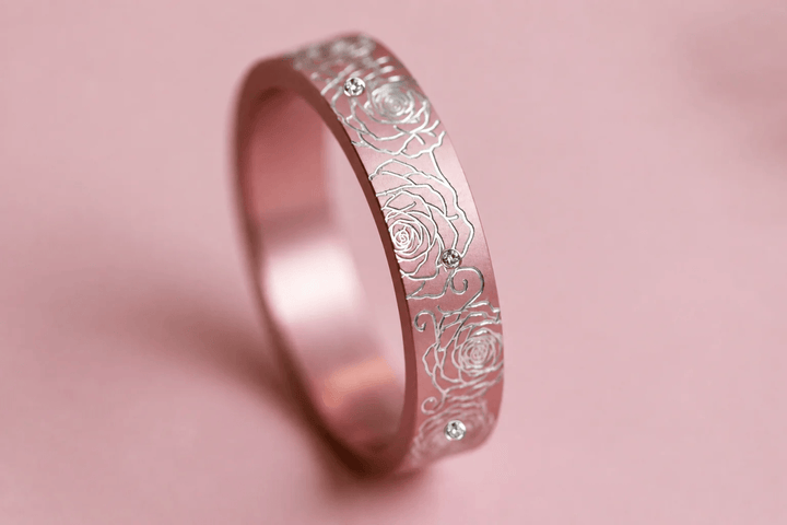 💎 Rose précieuse — deux tiers en aluminium rose pastel gravé d'une rose, serti de 8 diamants