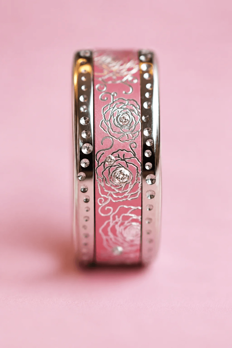 💎 Rose précieuse — deux tiers en aluminium rose pastel gravé d'une rose, serti de 8 diamants