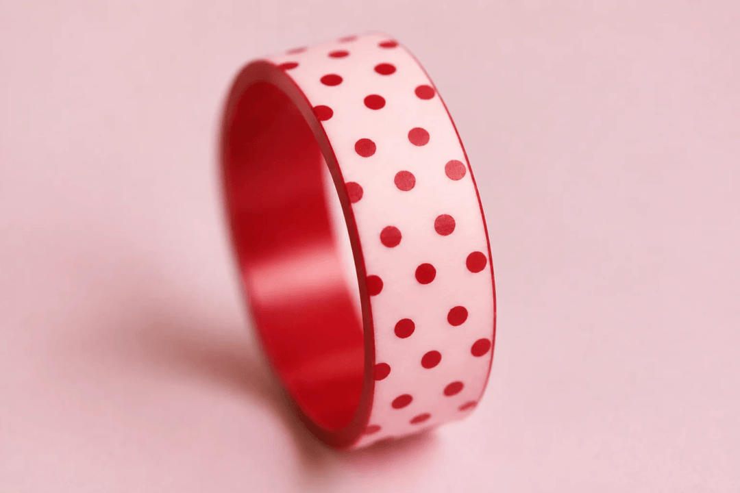 🌸 Anneau (addon ou deux tiers) « Rose de vie » en polymère rose clair gravé de points rubis