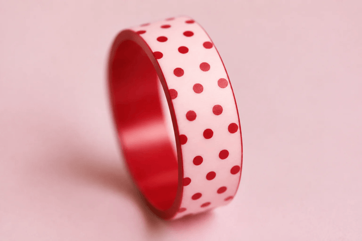 🌸 Anneau (addon ou deux tiers) « Rose de vie » en polymère rose clair gravé de points rubis