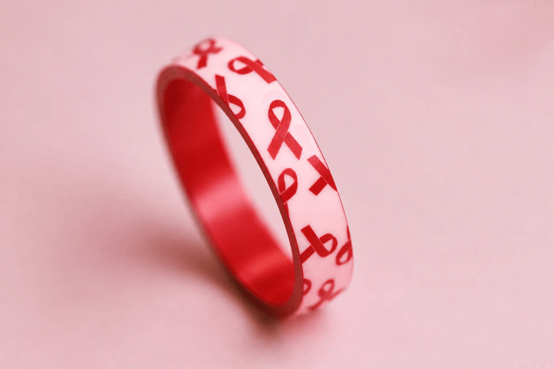 🤍 Anneau (addon ou deux tiers) « Rose d'espoir » en polymère rose gravé de rubans rubis