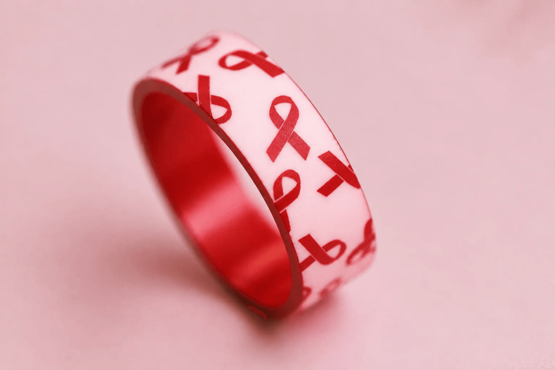 🤍 Anneau (addon ou deux tiers) « Rose d'espoir » en polymère rose gravé de rubans rubis
