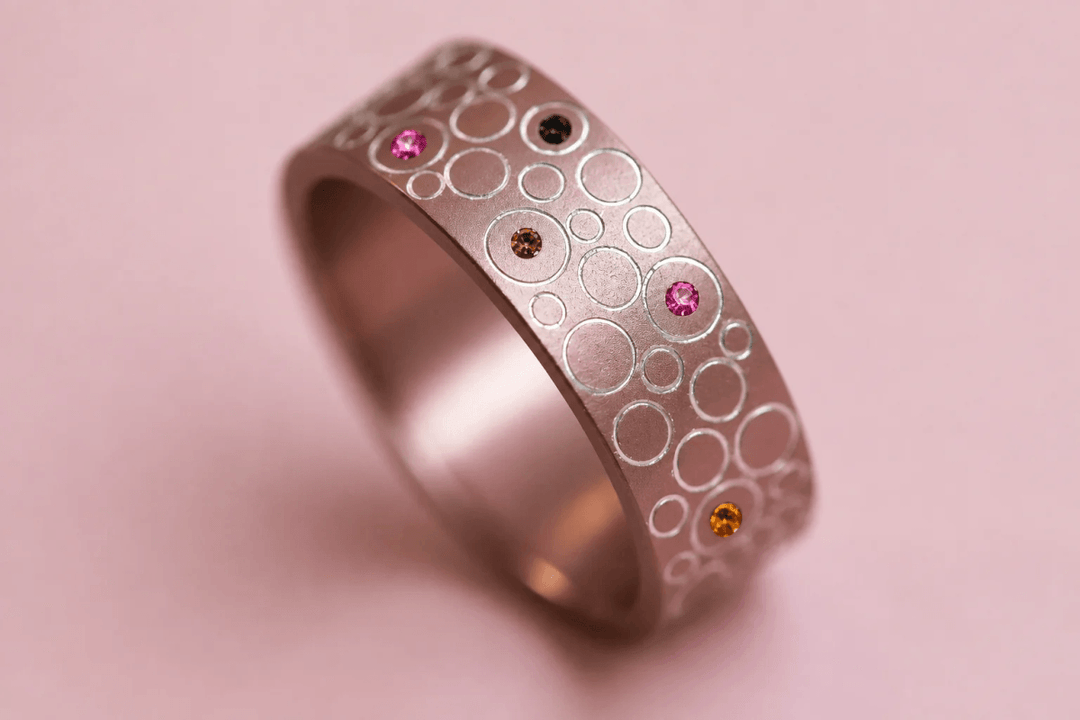 🌹 Rose unie — addon en aluminium noisette gravé de ronds, serti de saphirs & diamants