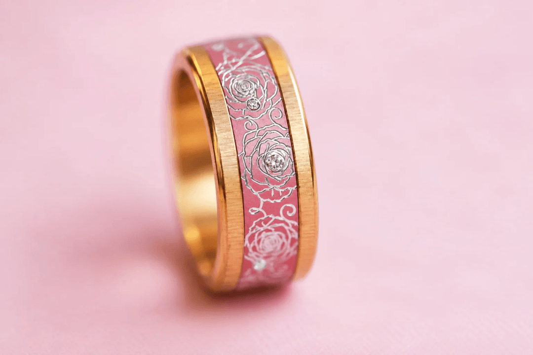 💎 Rose précieuse — deux tiers en aluminium rose pastel gravé d'une rose, serti de 8 diamants