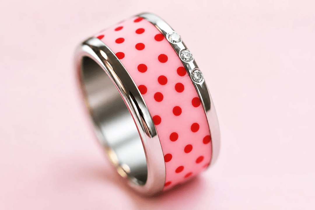 🌸 Anneau (addon ou deux tiers) « Rose de vie » en polymère rose clair gravé de points rubis
