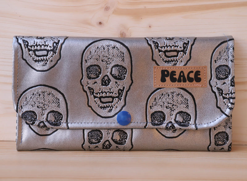 Porte-monnaie réalisé à la main de la marque Ô Temps Tik Couture, skull gris clair "Peace"