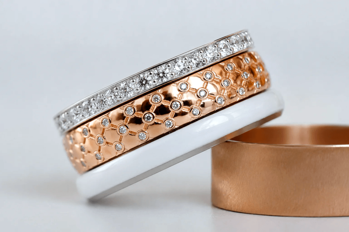Anneau (deux tiers) « Velours Rose Gold » en argent poli, finition rose gold, serti de zircons