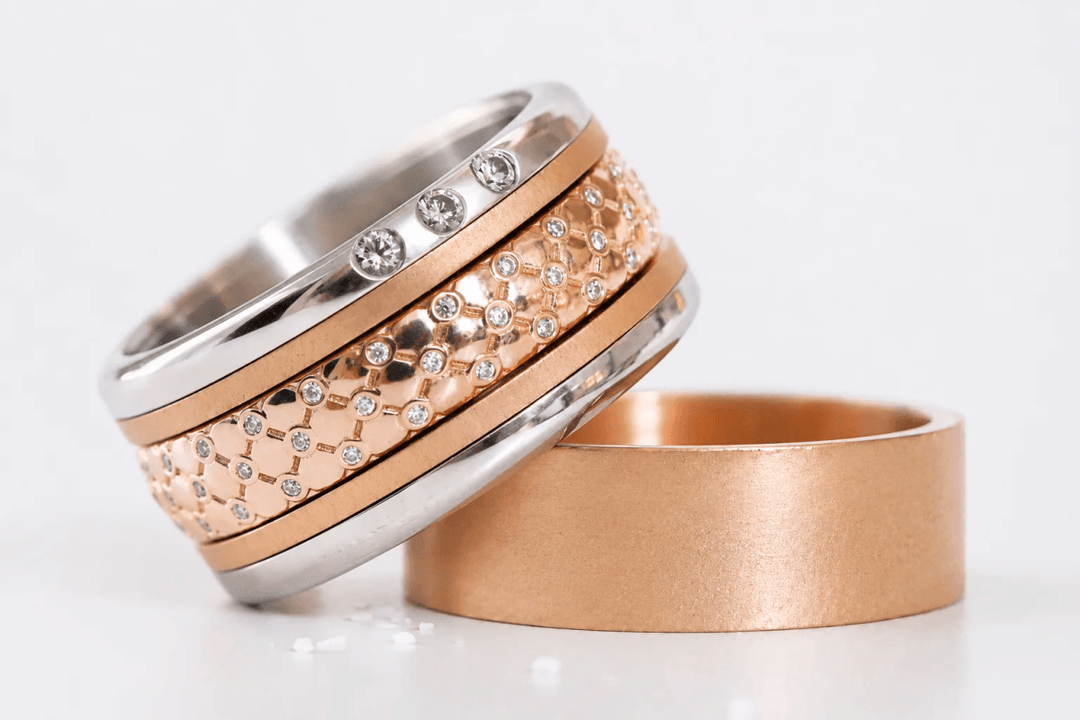 Anneau (deux tiers) « Velours Rose Gold » en argent poli, finition rose gold, serti de zircons