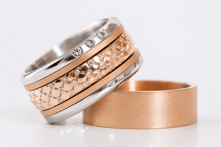 Anneau (deux tiers) « Velours Rose Gold » en argent poli, finition rose gold, serti de zircons
