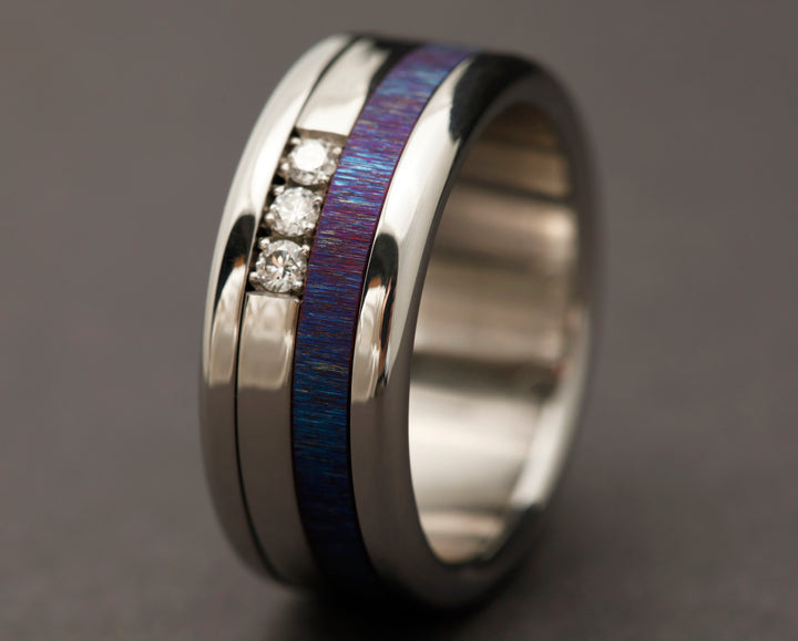 Medium en titane bleu violet froissé
