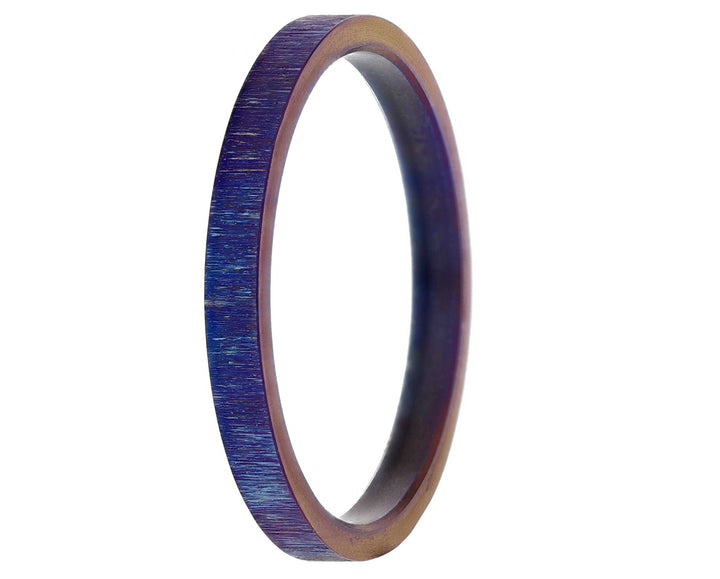 Medium aus violett-blauem geknittertem Titan