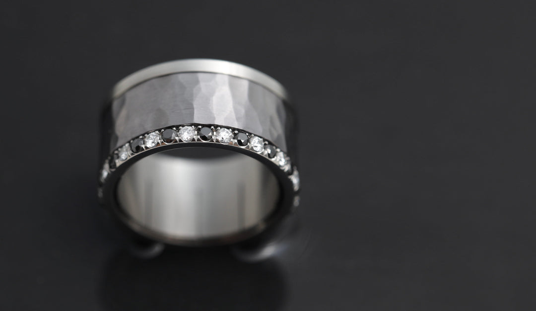 Base small entièrement sertie de diamants et diamants noirs 1.9mm sur un côté