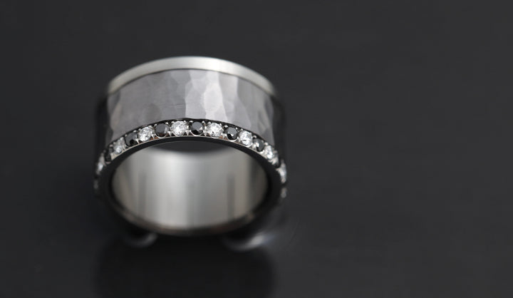 Base small entièrement sertie de diamants et diamants noirs 1.9mm sur un côté