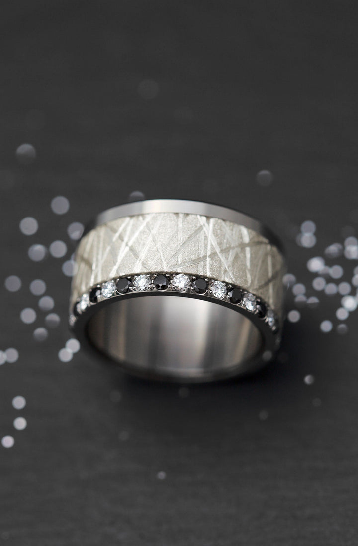 Base small entièrement sertie de diamants et diamants noirs 1.9mm sur un côté