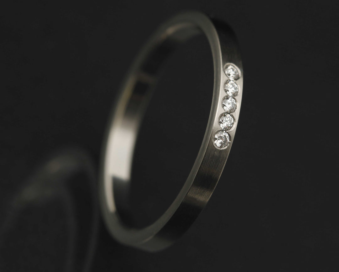 Medium aus Edelstahl mit fünf 1.6mm Diamanten besetzt