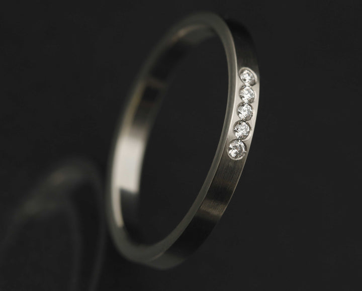 Medium aus Edelstahl mit fünf 1.6mm Diamanten besetzt