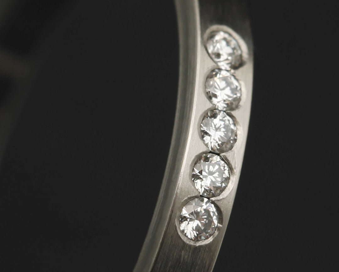 Medium aus Edelstahl mit fünf 1.6mm Diamanten besetzt