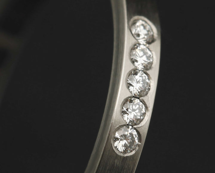 Medium aus Edelstahl mit fünf 1.6mm Diamanten besetzt