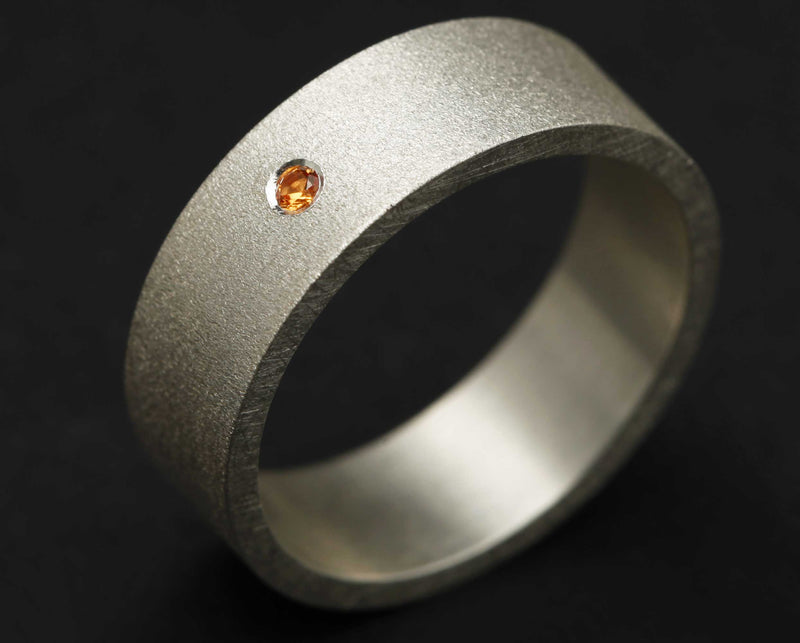 Setting of an orange Sapphire