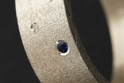Setting of a blue sapphire